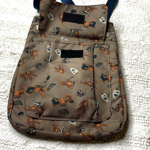 Kavu Sasquatch Bigfoot For Keeps Crossbody Purse Bag - Picture 5 of 12